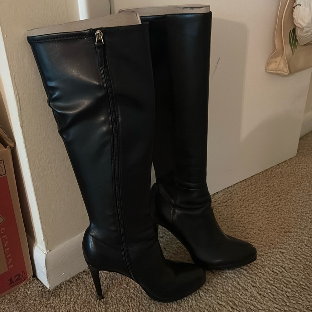 Nine West Quizme black heeled boot size 7